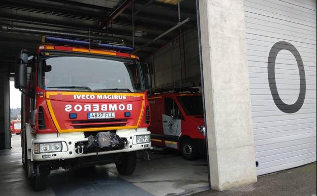Los bomberos sofocan un incendio en una carbonera en el barrio del Temple de Ponferrada