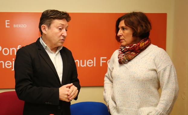 El portavoz de USE Bierzo en el Ayuntamiento de Ponferrada, Samuel Folgueral, junto a la concejala Cristina López.