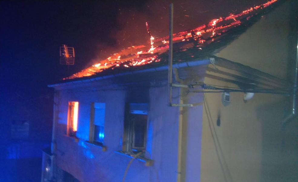 Bomberos y vecinos rescatan a una anciana y a su hija atrapadas en el incendio de su vivienda en Berlanga del Bierzo