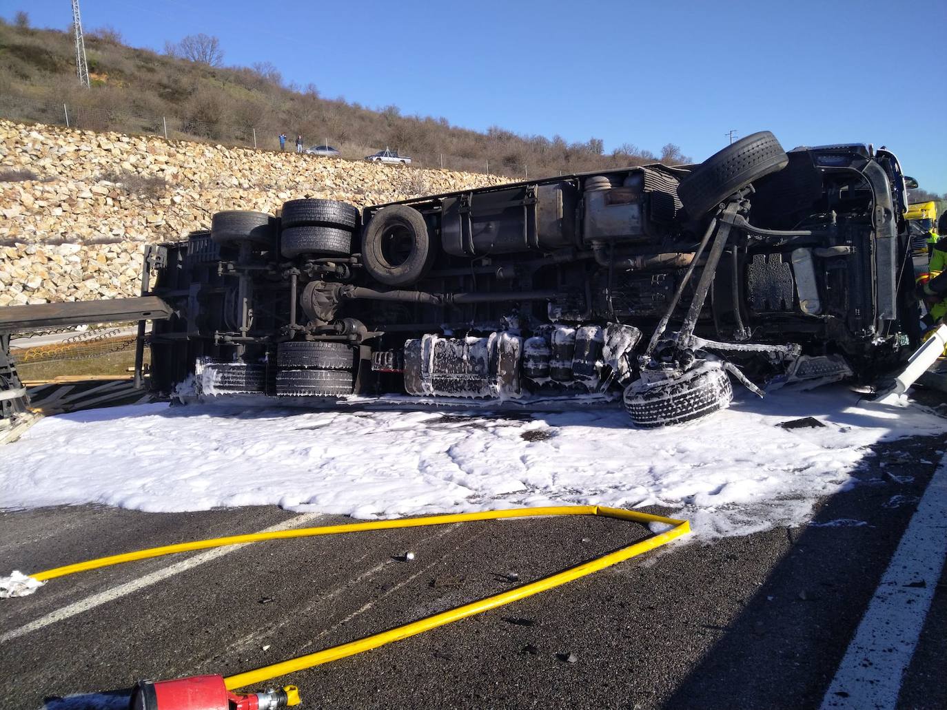 Choque de dos camiones en la A-6 en Almázcara