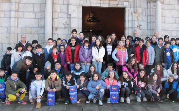 Los escolares de San Antonio piden reducir los horarios de la iluminación navideña para ahorrar energía