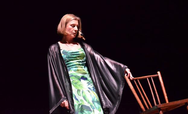 La creadora berciana Ana Corzo presenta en Río Selmo '2020 La espera', una fusión de poesía, teatro y música