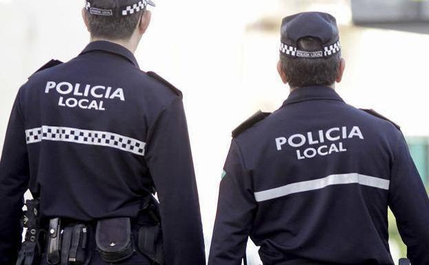 La Policía de Ponferrada impone cinco denuncias por 'botellón' y dos más por orinar en la calle