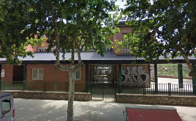 La Junta se compromete a iniciar trámites para cubrir parte del patio del CEIP San Andrés La Borreca