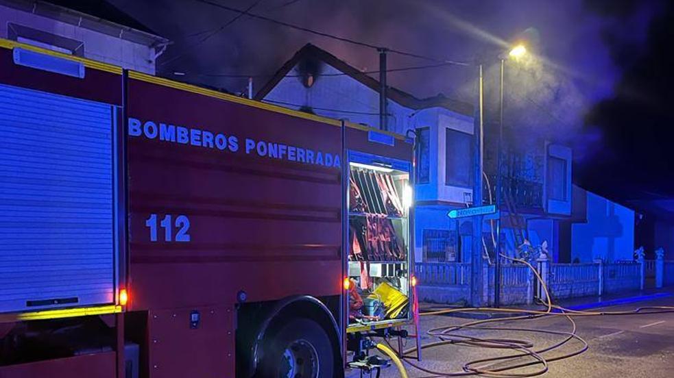 Un incendio destruye la primera planta de una casa en Carracedelo