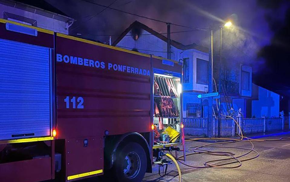 Un incendio de madrugada destruye la primera planta de una vivienda en Carracedelo