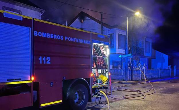 Un incendio de madrugada destruye la primera planta de una vivienda en Carracedelo