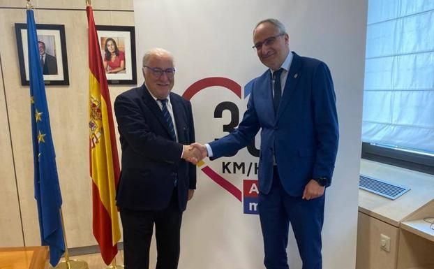 Ponferrada formaliza el protocolo con la DGT que permitirá abrir dos oficinas de tramitación en la ciudad