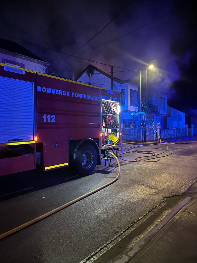 Un incendio destruye la primera planta de una casa en Carracedelo