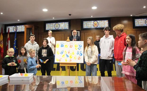 Ponferrada grita 'No a la guerra' en el acto de solidaridad con el pueblo ucraniano