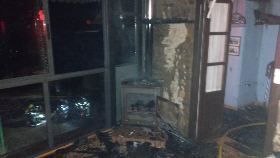 Un incendio destruye la cubierta de una casa en San Miguel de Arganza