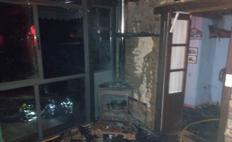 Un incendio destruye la cubierta de la casa en la que residía el portero de la Ponferradina en San Miguel de Arganza