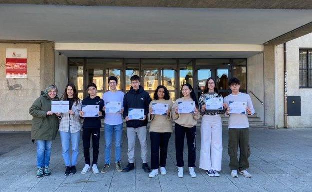 Siete alumnos del IES Gil y Carrasco de Ponferrada, ganadores de la Liga Provincial de Debate