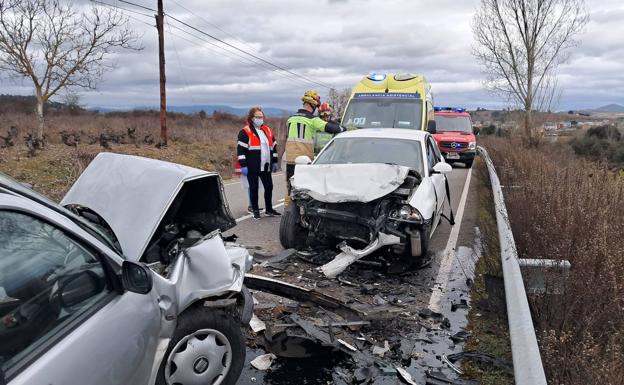 Dos personas resultan heridas en una colisión frontal en la carretera de Magaz a Cacabelos