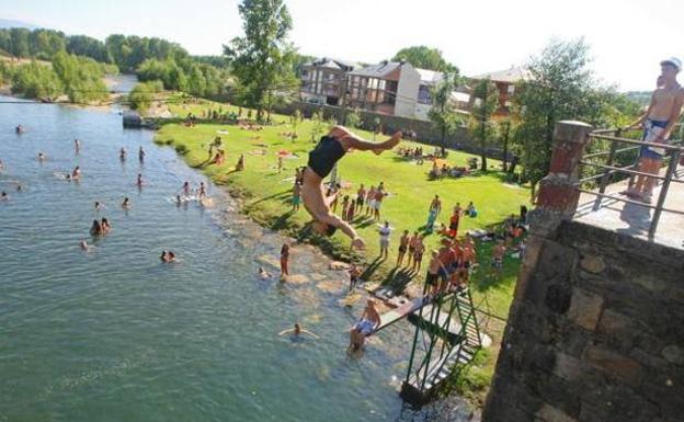 Salud Pública insta a Cacabelos a tomar medidas para proteger la salud de los bañistas ante la «insuficiente» calidad del agua