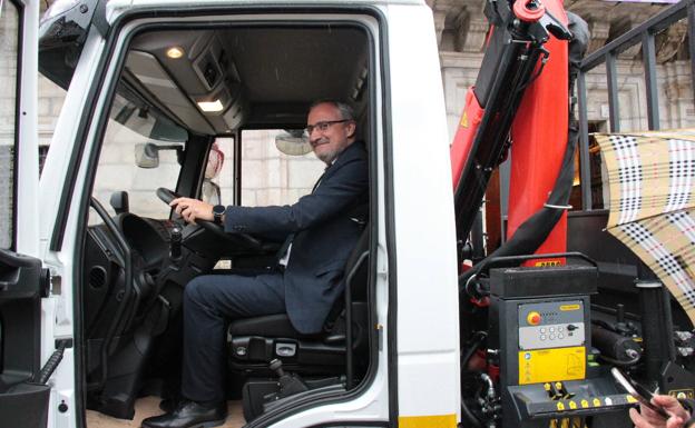 Ponferrada invierte 105.000 euros en un nuevo camión grúa para la Brigada Municipal de Obras