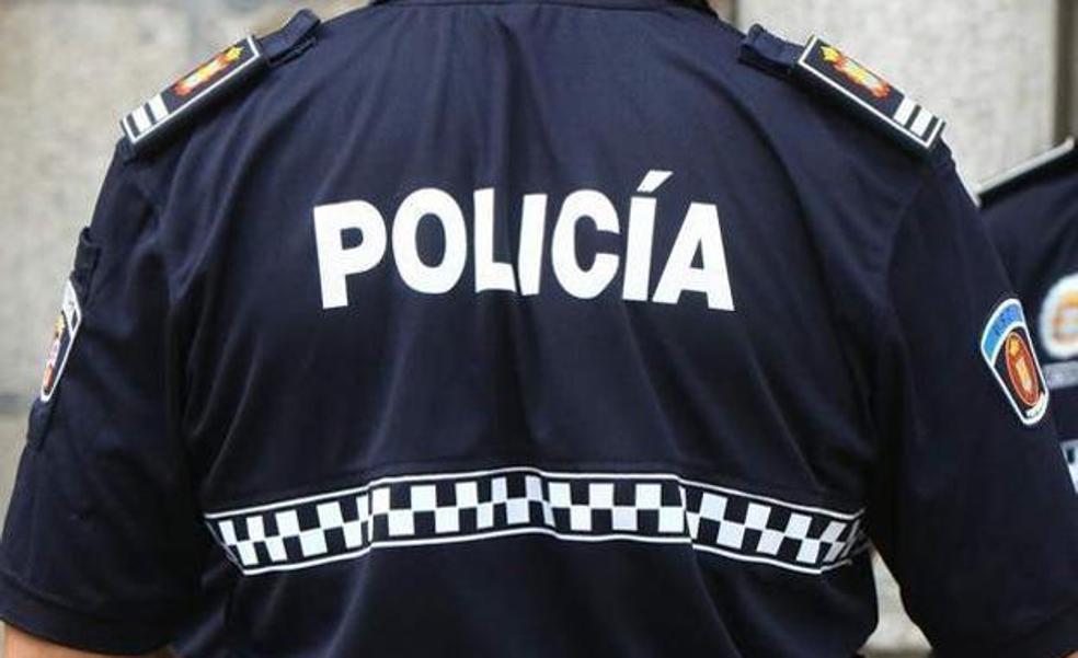 La Policía detiene a tres personas cuando desvalijaban muebles de una vivienda en Ponferrada