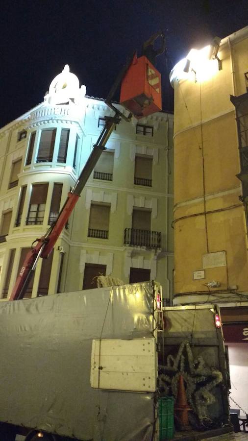 Retirada de las luces de Navidad en León