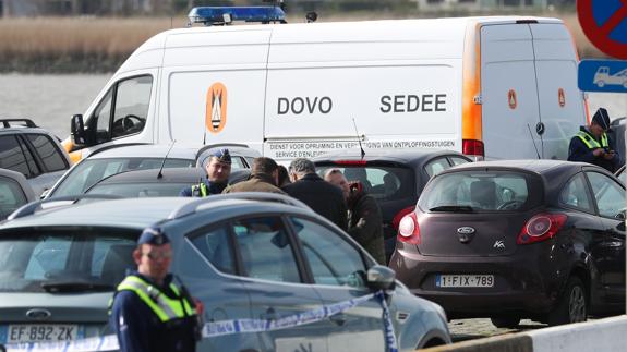 Detienen a un hombre que circulaba a gran velocidad en Amberes con armas en su coche