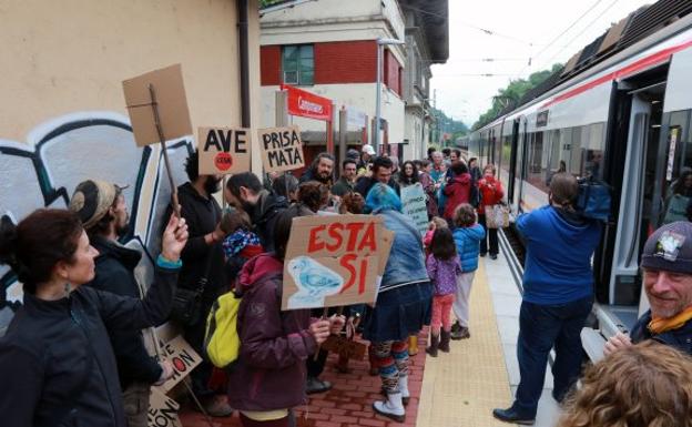 Vecinos de Lena y León reclaman compensaciones por las obras del AVE