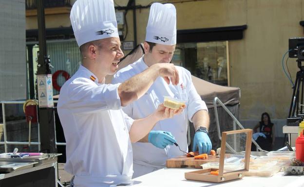 La plaza de San Marcelo acoge un show cooking de la trucha leonesa