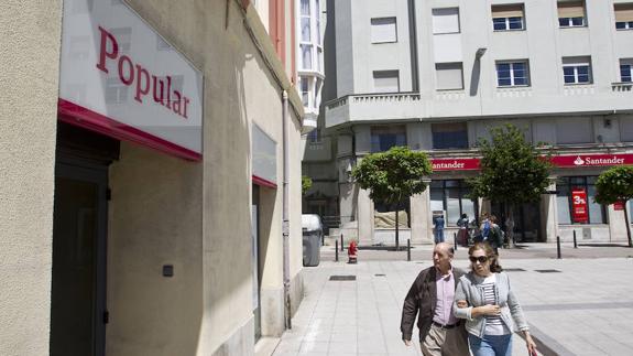 El Popular cuenta con diez oficinas en Cantabria y el Santander con 85