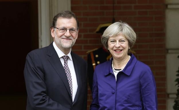 Rajoy felicita a May y espera seguir trabajando en una relación fructífera
