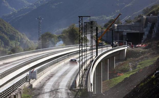 El PP anuncia que las constructoras de la Variante de Pajares «repararán los daños causados»