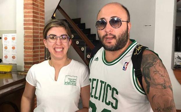 Kiko Rivera da buena cuenta del chuletón de Puente Almuhey