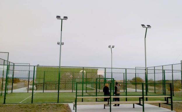 Ferral acometerá obras en el cementerio y cubrirá la grada de pista de pádel