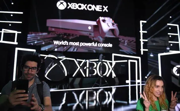 Microsoft desafía a Sony con su poderoso nuevo Xbox One X
