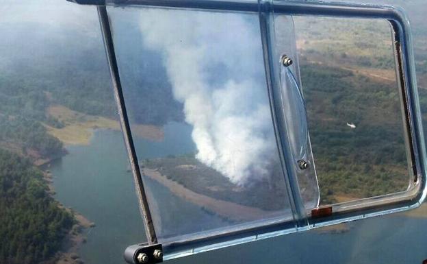 Un rayo provoca un incendio forestal en la localidad de Palaciosmil