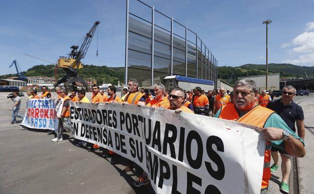 Los estibadores continúan la huelga al no lograr un acuerdo con la patronal