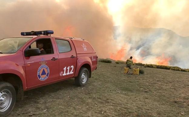 Una tormenta seca provoca dos incendios en Riello y Cornombre