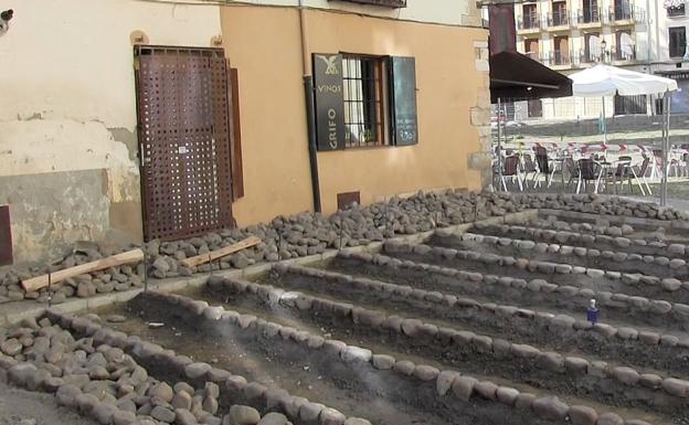 Piedra a piedra se rehace la plaza... del Grano