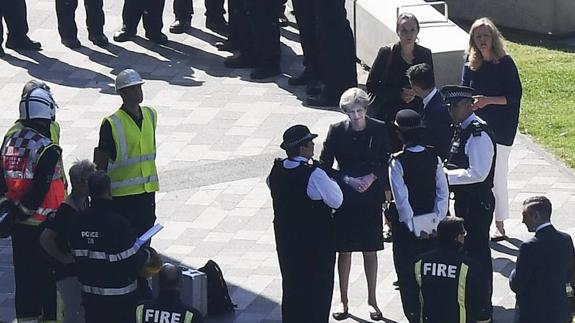 May ordena una investigación «a fondo» del incendio de Londres