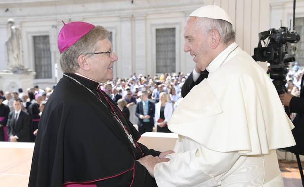El Obispo de Astorga saluda al Papa Francisco en Roma