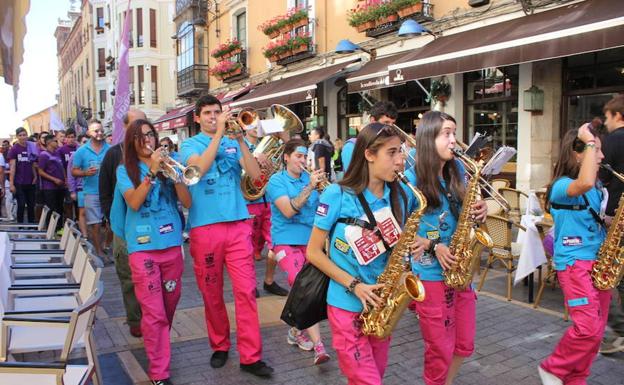 León da el pistoletazo a su fiestas a ritmo de charanga