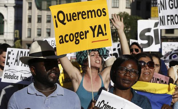 Miles de personas se manifiestan en Madrid a favor de la acogida de refugiados