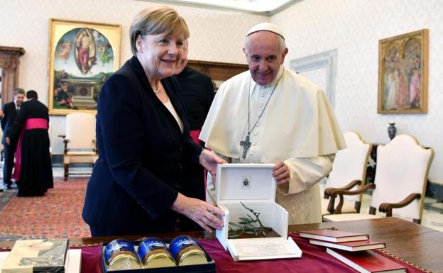 El Papa y Merkel, preocupados por el rechazo de EE UU al Acuerdo de París