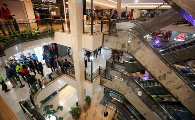 Tres muertos y nueve heridos en un atentado en un centro comercial de Bogotá