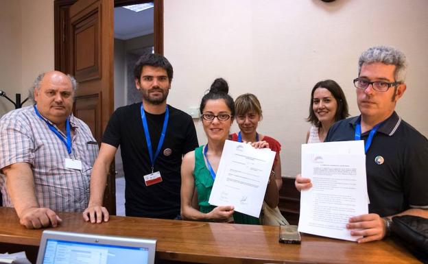 Los 'guardianes' de la Plaza del Grano acuden al Congreso para pedir explicaciones sobre las obras