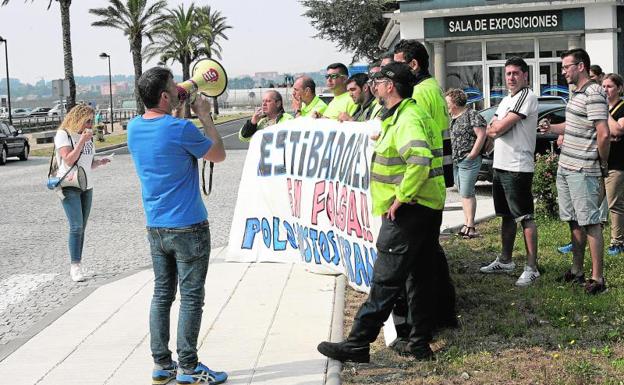 Los estibadores mantienen la huelga, aunque no pararán en las empresas que aseguren el empleo