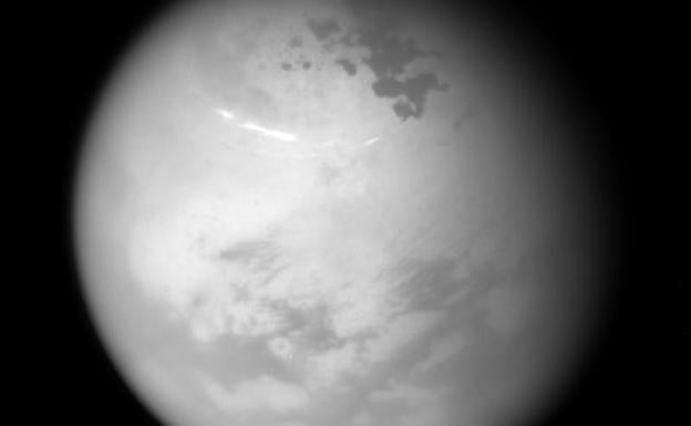 Cassini capta surcos y torceduras en los anillos de Saturno