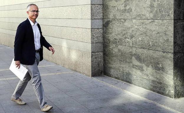 Los testigos de la trama eólica inmolan al consejero Tomás Villanueva, «quien daba todas las instrucciones»