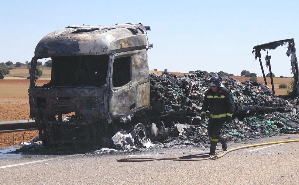 Un camión de embutido se estrella con un vehículo militar y termina ardiendo en Villaquejida