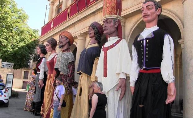 Los gigantes y cabezudos dan la bienvenida a las fiestas de León