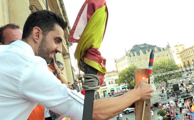 León enciende la fiesta a ritmo de charanga