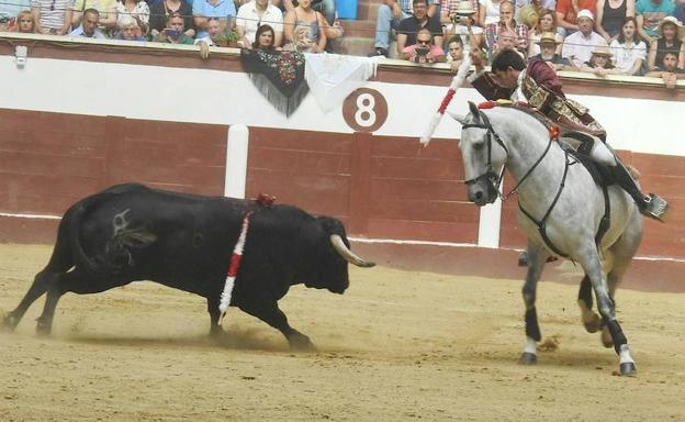 León se rinde a la tradición taurina en la corrida de rejones