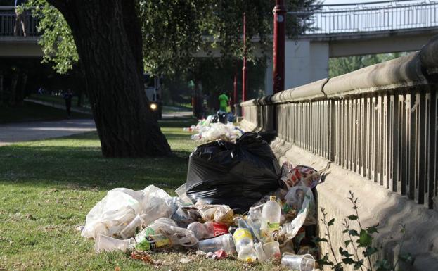 Los servicios de limpieza retiran 60 metros cúbicos de residuos tras una «tranquila» Noche de San Juan